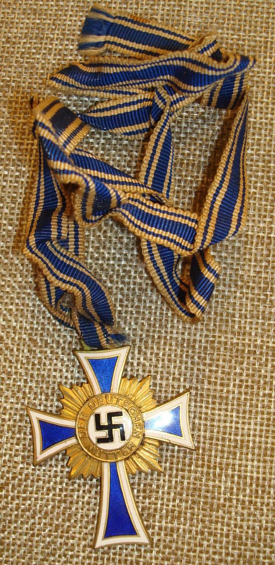 WWII GERMAN MOTHER\'S CROSS IN GOLD